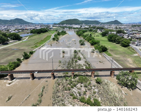 【空撮】台風後の濁流と近代化産業遺産・ことでん香東川橋梁 【空撮】台風後の濁流と近代化産業遺産・ことでん香東川橋梁 140168243