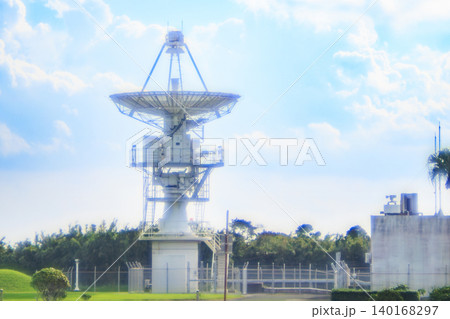 オールドレンズ越しに見る増田宇宙通信所のパラボラアンテナ 140168297