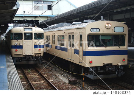 広島駅に停車中の山陽本線115系電車・103系電車 140168374