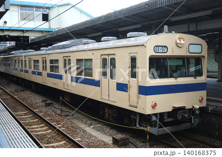 広島駅に停車中の山陽本線103系電車 広島駅に停車中の山陽本線103系電車 140168375