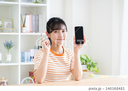 スマホをおすすめする若い女性 スマホをおすすめする若い女性 140168481