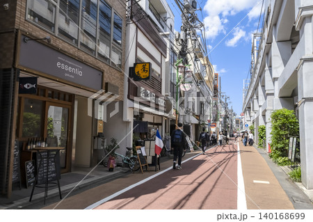 学芸大学駅公園通り商店街の街並みと店舗風景 学芸大学駅公園通り商店街の街並みと店舗風景 140168699