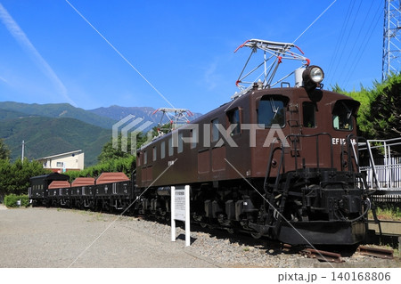 南アルプスの山々に見守られながら静かに佇むEF15‐198号機牽引の貨物列車編成(保存車両) 南アルプスの山々に見守られながら静かに佇むEF15‐198号機牽引の貨物列車編成(保存車両) 140168806