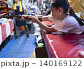 縁日の射的を楽しむ子供 140169122