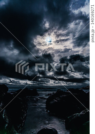 夜の海を包む月光と重厚な雲の表情 夜の海を包む月光と重厚な雲の表情 140169271