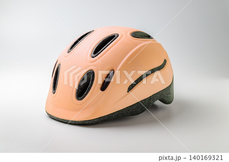 白背景で撮影したオレンジ色の子供用自転車ヘルメットの写真 140169321