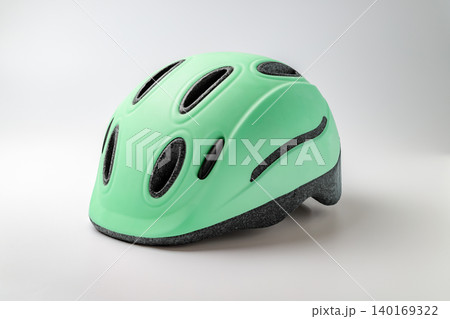 白背景で撮影したグリーンの子供用自転車ヘルメットの写真 140169322
