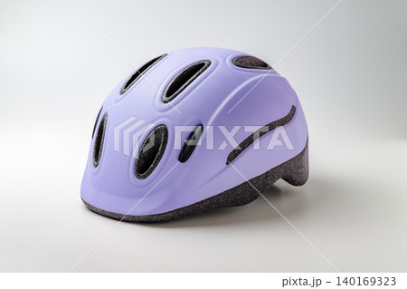 白背景で撮影したパープルの子供用自転車ヘルメットの写真 白背景で撮影したパープルの子供用自転車ヘルメットの写真 140169323