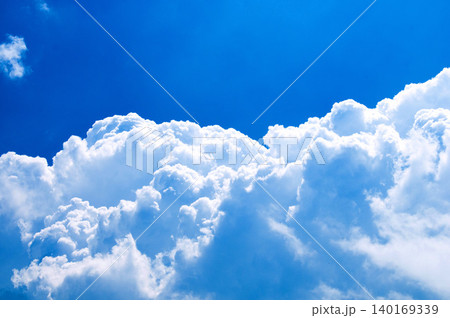 青空にそびえる白い入道雲の夏空背景 青空にそびえる白い入道雲の夏空背景 140169339