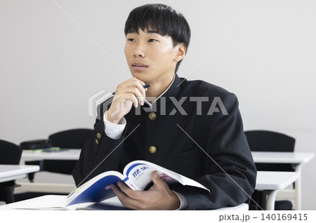 試験を受ける男子高校生 試験を受ける男子高校生 140169415