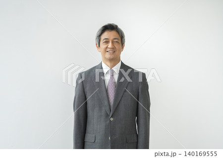 カメラ目線で笑顔のスーツ姿の60代の男性 140169555