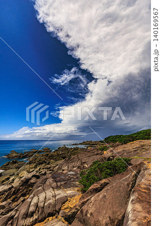 夜空と海と岩礁が織りなす種子島・板敷鼻の自然美 140169567
