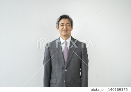 カメラ目線で笑顔のスーツ姿の60代の男性 140169576