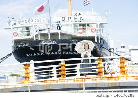 横浜の海辺を日傘で歩く爽やかな女性 横浜の海辺を日傘で歩く爽やかな女性 140170299