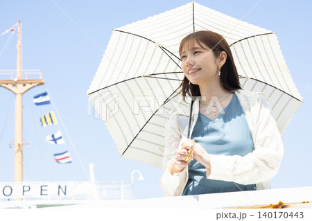 日傘と青空が似合う大人の休日 140170443