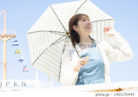 日傘と青空が似合う大人の休日 140170445