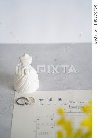 結婚指輪と婚姻届 結婚指輪と婚姻届 140170450