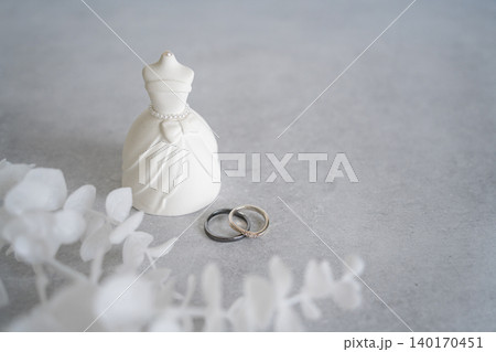 結婚指輪とウェディングドレス 結婚指輪とウェディングドレス 140170451