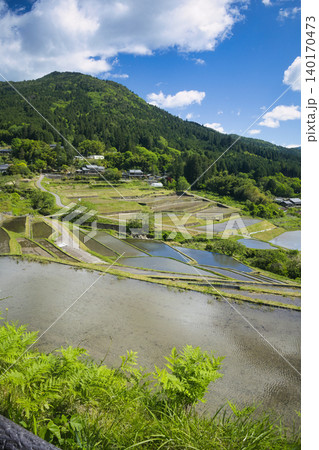 岐阜県恵那市中野方町の田植え前の水を張った坂折棚田 岐阜県恵那市中野方町の田植え前の水を張った坂折棚田 140170473