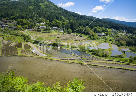 岐阜県恵那市中野方町の田植え前の水を張った坂折棚田 岐阜県恵那市中野方町の田植え前の水を張った坂折棚田 140170474