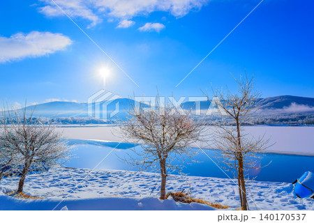 冬の山中湖の早朝　朝日に輝く凍結した湖面と樹氷の雪景色 140170537