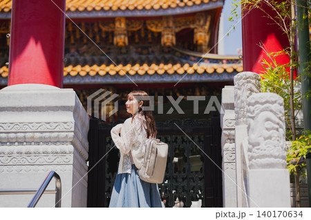 観光を楽しむ女性 観光を楽しむ女性 140170634