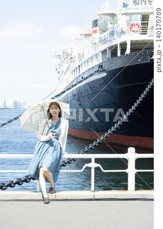 横浜の海辺を日傘で歩く爽やかな女性 140170709