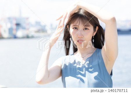 初夏の陽射しを浴びて微笑む女性 140170711