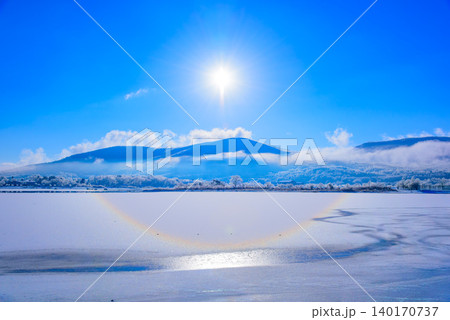 珍しい気象現象・雪面ハロ 冬の山中湖の雪原に現れた太陽を囲む虹色の輪 珍しい気象現象・雪面ハロ 冬の山中湖の雪原に現れた太陽を囲む虹色の輪 140170737