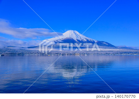 冬の山中湖親水公園から望む雪化粧の富士山と、水面に揺れる逆さ富士 冬の山中湖親水公園から望む雪化粧の富士山と、水面に揺れる逆さ富士 140170770