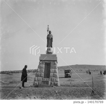古写真 1943年 日中戦争中の満洲 遼陽郊外の首山堡慰霊地蔵(日露戦争の戦跡) 古写真 1943年 日中戦争中の満洲 遼陽郊外の首山堡慰霊地蔵(日露戦争の戦跡) 140170789