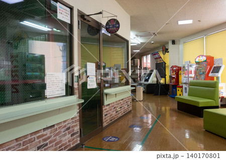 どこか懐かしいゲームコーナーが併設されたバッティングセンターの待合室 どこか懐かしいゲームコーナーが併設されたバッティングセンターの待合室 140170801