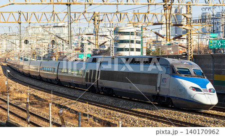 カーブを駆け抜ける韓国の高速鉄道KTX カーブを駆け抜ける韓国の高速鉄道KTX 140170962
