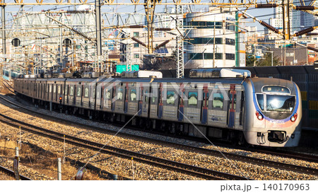 都市部を走る日常的な韓国の通勤列車(KORAIL) 都市部を走る日常的な韓国の通勤列車(KORAIL) 140170963