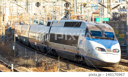 韓国の高速鉄道KTXの走行シーン 韓国の高速鉄道KTXの走行シーン 140170967