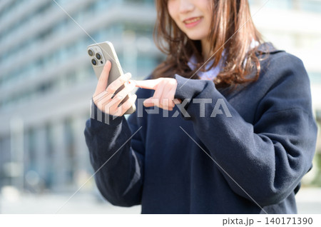 スマートフォンを見る日本人女子高生 スマートフォンを見る日本人女子高生 140171390
