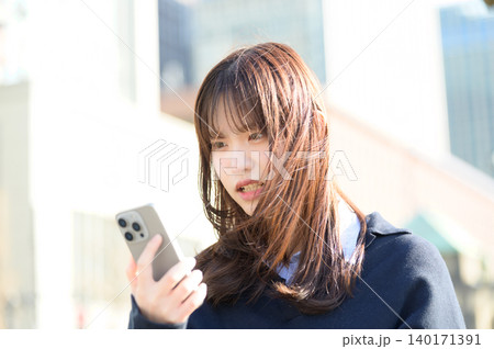 電話で怒る日本人女子高生 電話で怒る日本人女子高生 140171391