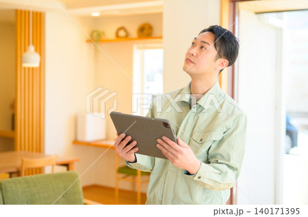 住宅点検をする日本人男性 住宅点検をする日本人男性 140171395