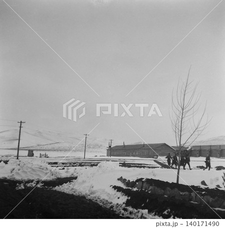 古写真　1943年　日中戦争中の満洲　東安省（現黒竜江省）の密山　満洲第三一〇八部隊の兵舎と雪景色 140171490