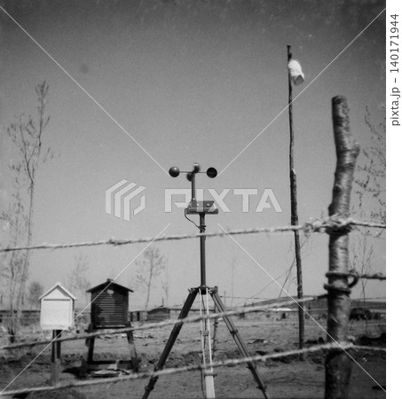 古写真 1943年 日中戦争中の満洲 東安省(現黒竜江省)の密山 満洲第三一〇八部隊の風速計と百葉箱 古写真 1943年 日中戦争中の満洲 東安省(現黒竜江省)の密山 満洲第三一〇八部隊の風速計と百葉箱 140171944