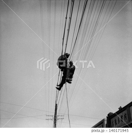 古写真 1943年 日中戦争中の満洲 電線工事をする満洲第三一〇八部隊の兵士 古写真 1943年 日中戦争中の満洲 電線工事をする満洲第三一〇八部隊の兵士 140171945