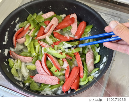 赤ウインナーなどを入れた野菜炒め 赤ウインナーなどを入れた野菜炒め 140171986