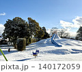 雪の積もった朝の公園　丘の上の滑り台 140172059