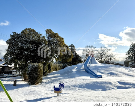 雪の積もった朝の公園 丘の上の滑り台 雪の積もった朝の公園 丘の上の滑り台 140172059