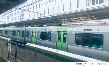 新大久保駅ホームから見た山手線の列車 新大久保駅ホームから見た山手線の列車 140172134