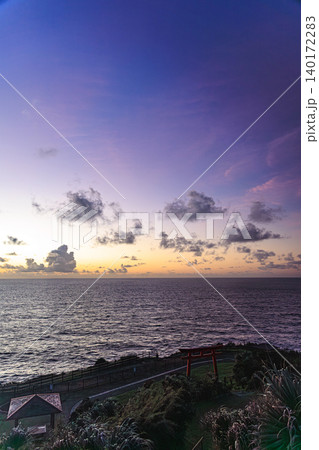 種子島・門倉岬の御崎神社鳥居と太平洋を望む夜明け 140172283