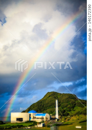 南国の空に伸びる虹と種子島宇宙センター 南国の空に伸びる虹と種子島宇宙センター 140172390