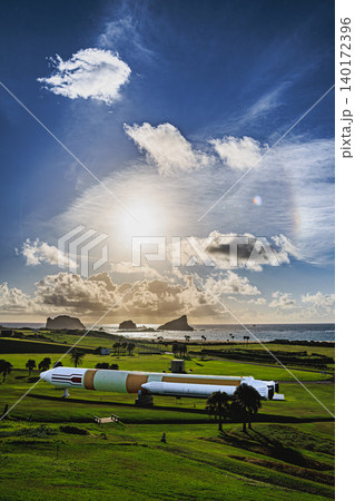 種子島宇宙センターに展示されるH-IIロケット実物大模型と太平洋 種子島宇宙センターに展示されるH-IIロケット実物大模型と太平洋 140172396