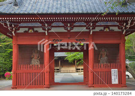 新緑が美しい春の山門 山門 仁王門 妙光院 新緑が美しい春の山門 山門 仁王門 妙光院 140173284