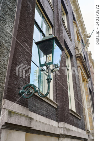 Charming Street Lamp Illuminating the Historic Buildings in Amsterdam's Vibrant City Center 140173872